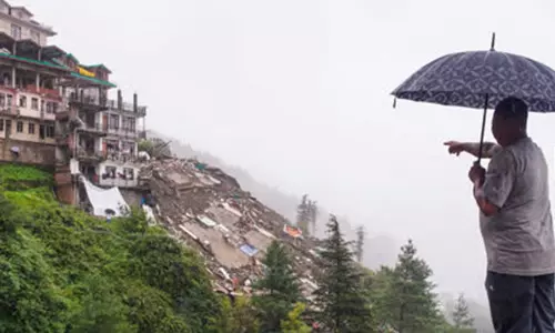 இமாசல பிரதேசத்தில் நிலச்சரிவு:  தந்தை, மகள் உள்பட 4 பேர் பலி; 2 நாட்களுக்கு ரெட் அலர்ட்