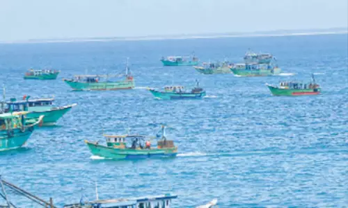 இலங்கை கடற்படை சிறைப்பிடித்த தமிழக மீனவர்கள் 10 பேருக்கு தலா ரூ.1.5 கோடி அபராதம்