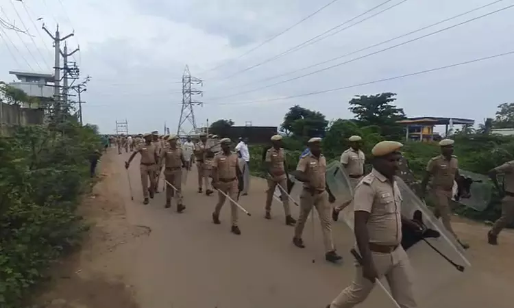திருவள்ளூரில் தொழிலாளர்கள் மீது போலீசார் தடியடி திருவள்ளூரில் தொழிலாளர்கள் மீது போலீசார் தடியடி
