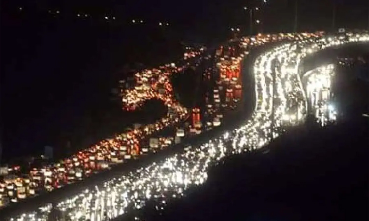 20 கி.மீ. தூரத்திற்கு போக்குவரத்து நெரிசல்: சிக்கித் தவித்த மக்கள்