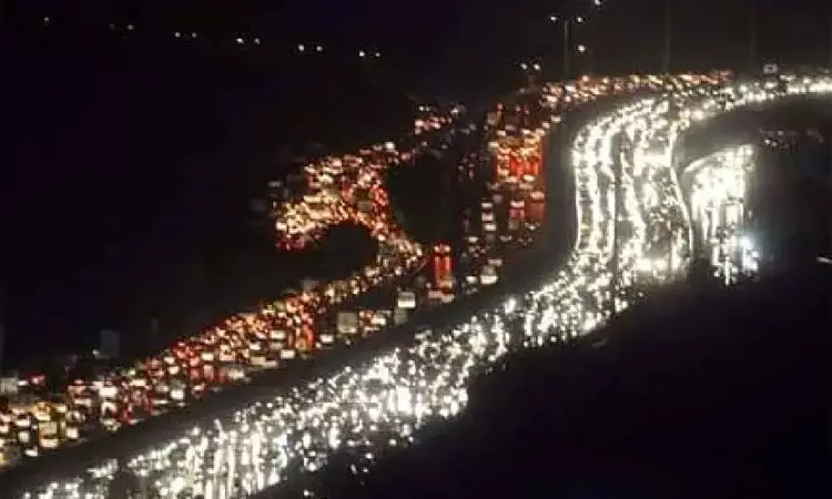 20 கி.மீ. தூரத்திற்கு போக்குவரத்து நெரிசல்: சிக்கித் தவித்த மக்கள்