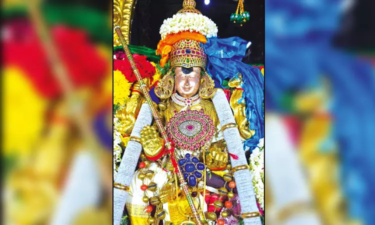 ஆவணி மூலத்திருவிழா.. சுந்தரேஸ்வரர் பட்டாபிஷேகம் கோலாகலம்: நவரத்தின செங்கோல் ஏந்தினார்