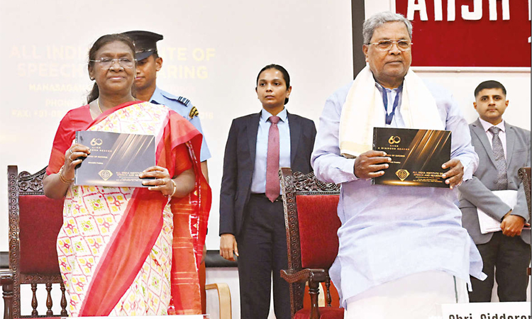 கன்னடம் தெரியுமா? எனக் கேட்ட சித்தராமையா... சிரித்தபடி பதிலளித்த திரவுபதி முர்மு