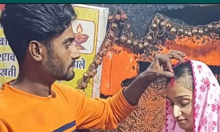 காதலன் கைவிட்டதால் நண்பரை திருமணம் செய்த பெண்