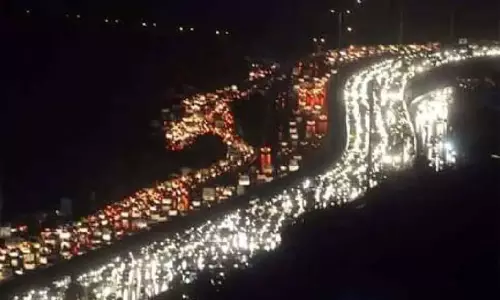 20 கி.மீ. தூரத்திற்கு போக்குவரத்து நெரிசல்: சிக்கித் தவித்த மக்கள்