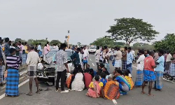 கார் மோதி கரும்பு வெட்டும் தொழிலாளர்கள் உயிரிழப்பு கார் மோதி கரும்பு வெட்டும் தொழிலாளர்கள் உயிரிழப்பு