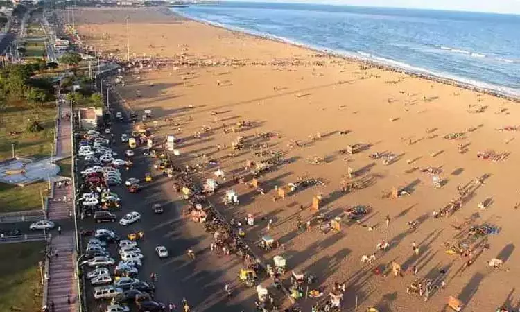 பெண் போலீஸ் என்று தெரியாமல் வடமாநில வாலிபர்கள் செய்த செயல்... மெரினாவில் பரபரப்பு