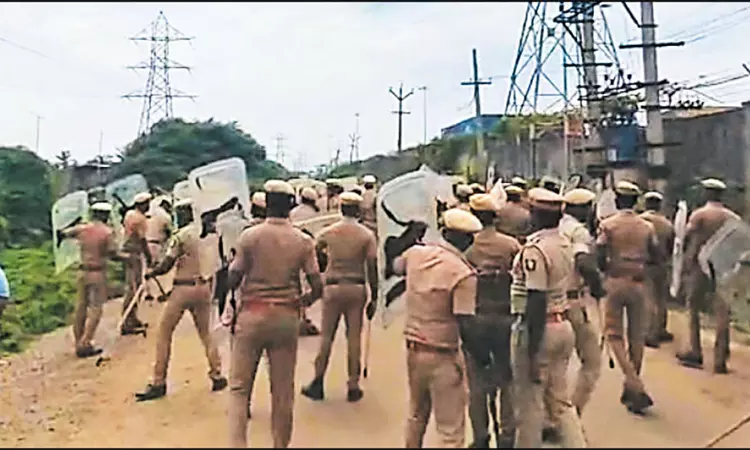 போலீஸ் மீது கற்களை வீசி வன்முறையில் ஈடுபட்ட வடமாநில தொழிலாளர்களுக்கு சிறை