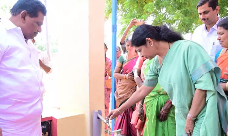 தூத்துக்குடி: காயாமொழி ஊராட்சியில் மேல்நிலை நீர்த் தொட்டியை திறந்து வைத்தார் கனிமொழி எம்.பி. தூத்துக்குடி: காயாமொழி ஊராட்சியில் மேல்நிலை நீர்த் தொட்டியை திறந்து வைத்தார் கனிமொழி எம்.பி.