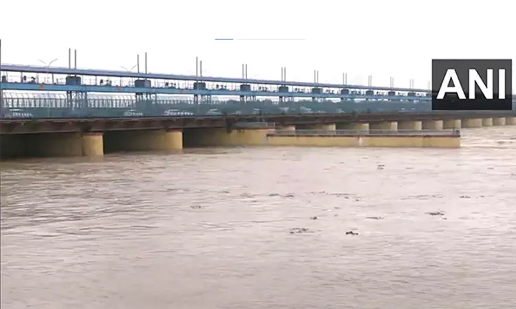 டெல்லி யமுனை ஆற்றில் வெள்ளப்பெருக்கு: தாழ்வான பகுதிகளை சூழ்ந்த தண்ணீர்