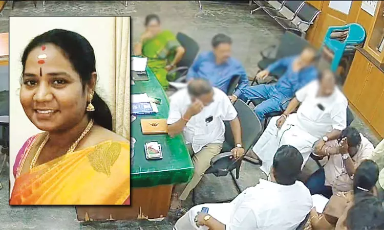 மன்னிப்பு கேட்பது போன்று என்னிடம் தவறாக நடந்துகொண்டார்.. நகராட்சி ஊழியர் மீது பெண் கவுன்சிலர் புகார் மன்னிப்பு கேட்பது போன்று என்னிடம் தவறாக நடந்துகொண்டார்.. நகராட்சி ஊழியர் மீது பெண் கவுன்சிலர் புகார்