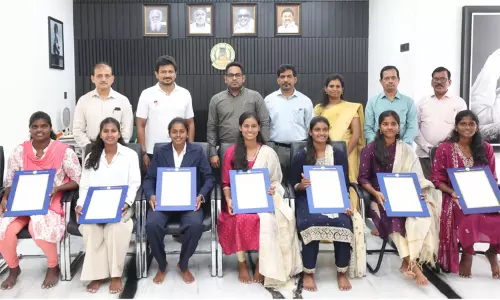 விளையாட்டு வீராங்கனைகள் 8 பேருக்கு பணி நியமன ஆணை: உதயநிதி ஸ்டாலின் வழங்கினார்