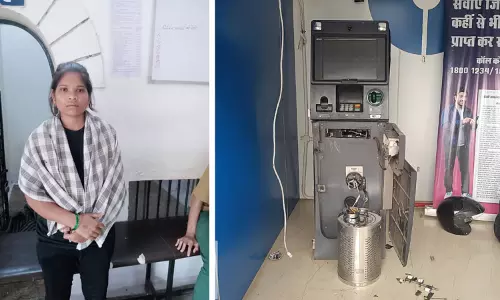 பள்ளி கட்டணம் செலுத்த பணம் இல்லாததால் ஏ.டி.எம். எந்திரத்தை உடைத்து திருட முயன்ற இளம்பெண்