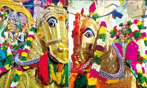 ஆவணி மூலத்திருவிழா 8-ம் நாள்: மாணிக்கவாசகரை காக்க நரிகளை பரிகளாக்கி, அழைத்து வந்த சிவபெருமான்