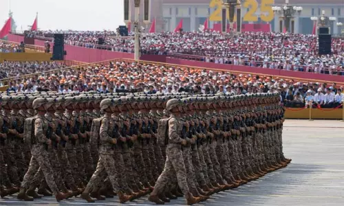 சீனாவின் ராணுவ அணிவகுப்பு நிகழ்ச்சியில் பங்கேற்ற சர்வதேச நாடுகளின் தலைவர்கள்