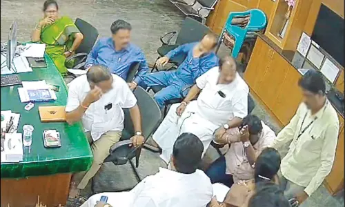 திண்டிவனத்தில் பரபரப்பு.. பெண் கவுன்சிலரின் காலில் விழுந்து மன்னிப்பு கேட்ட நகராட்சி ஊழியர் - 10 பேர் மீது வழக்குப்பதிவு