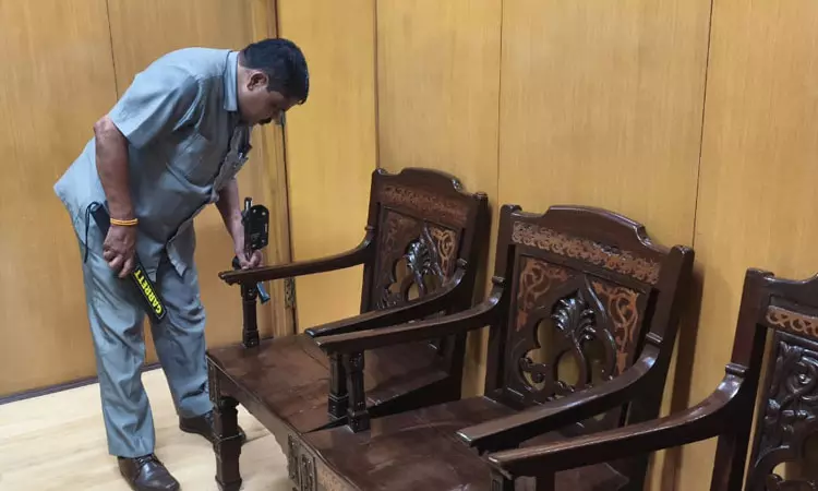 சென்னை ஐகோர்ட்டு வளாகத்தில் உள்ள முதன்மை அமர்வு நீதிமன்றத்திற்கு வெடிகுண்டு மிரட்டல் சென்னை ஐகோர்ட்டு வளாகத்தில் உள்ள முதன்மை அமர்வு நீதிமன்றத்திற்கு வெடிகுண்டு மிரட்டல்