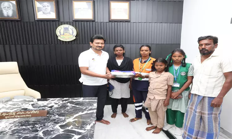 தங்க சங்கிலியை நேர்மையோடு காவல் துறையிடம் ஒப்படைத்த தூய்மை பணியாளருக்கு உதயநிதி ஸ்டாலின் பாராட்டு