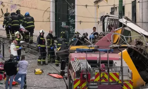 போர்ச்சுகல்லில் கேபிள் கார் தடம் புரண்டு விபத்து: 15 பேர் பலி