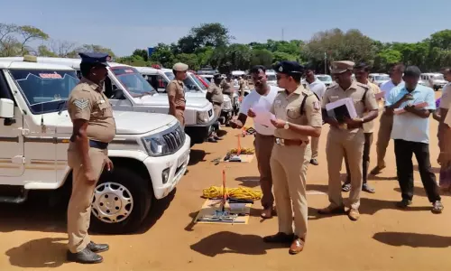தூத்துக்குடியில் காவல் துறை வாகனங்களை எஸ்.பி. ஆய்வு தூத்துக்குடியில் காவல் துறை வாகனங்களை எஸ்.பி. ஆய்வு