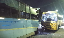 தனியார் பஸ் அரசு பஸ் நேருக்கு நேர் மோதி விபத்து
