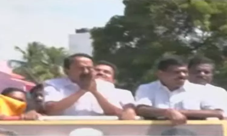 தொண்டர்கள் படைசூழ செங்கோட்டையன் தொண்டர்கள் படைசூழ செங்கோட்டையன்