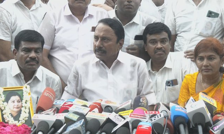 பிரிந்தவர்களை இணைத்தால் மட்டுமே அதிமுக  வெற்றி பெறும் - செங்கோட்டையன் பரபரப்பு பேட்டி