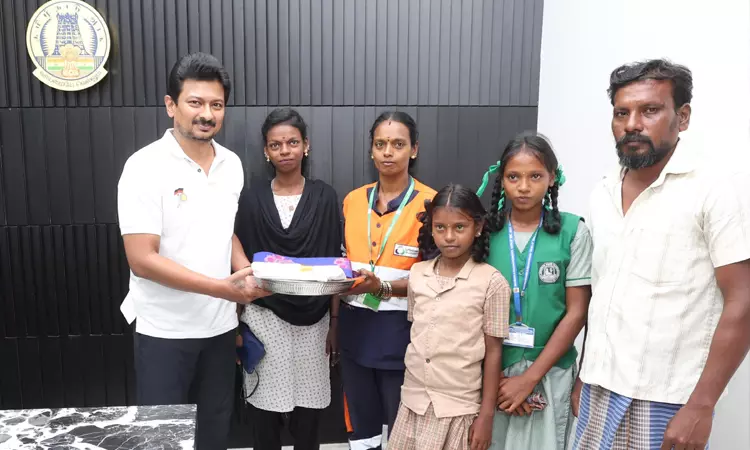 சாலையில் கிடந்த தங்க சங்கிலியை போலீசில் ஒப்படைத்த பெண் தூய்மைப் பணியாளர்: நேர்மைக்கு கிடைத்த பரிசு..!