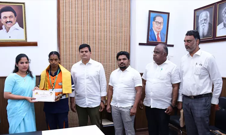 சாலையில் கிடந்த தங்க சங்கிலியை போலீசில் ஒப்படைத்த பெண் தூய்மைப் பணியாளர்: நேர்மைக்கு கிடைத்த பரிசு..!