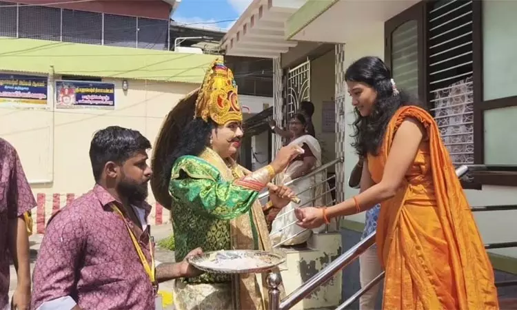 வீடுதோறும் அத்தப்பூ கோலம்.. கமகமக்கும் விருந்து.. கேரளாவில் களைகட்டிய ஓணம் பண்டிகை