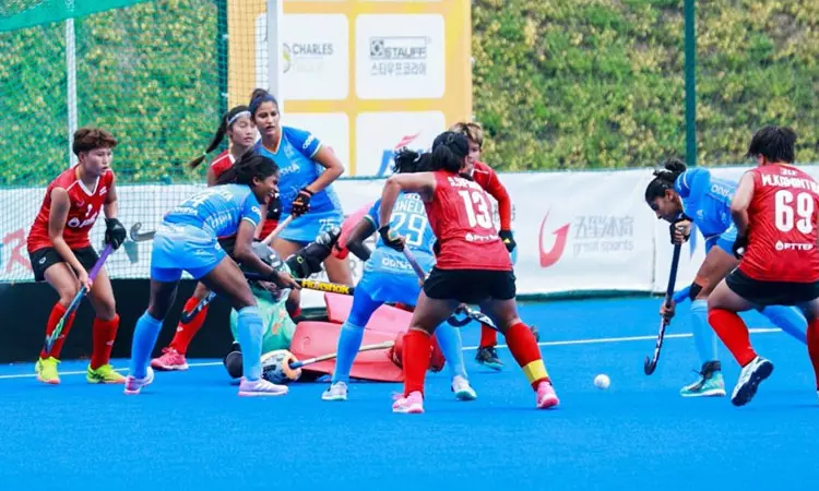 மகளிர் ஆசிய கோப்பை ஆக்கி: கோல் மழை பொழிந்த இந்தியா.. தாய்லாந்தை வீழ்த்தி அசத்தல் மகளிர் ஆசிய கோப்பை ஆக்கி: கோல் மழை பொழிந்த இந்தியா.. தாய்லாந்தை வீழ்த்தி அசத்தல்