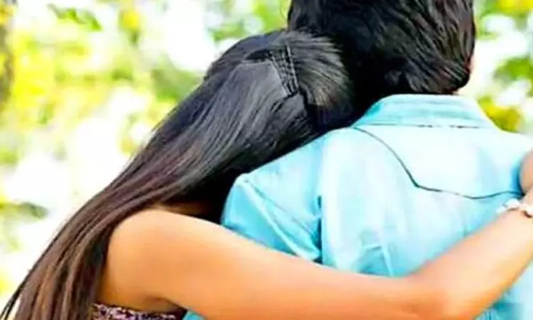 இளம்பெண்ணிடம் பேச விடாமல் தடுத்த தாய்.. கொத்தனார் செய்த கொடூர செயல் இளம்பெண்ணிடம் பேச விடாமல் தடுத்த தாய்.. கொத்தனார் செய்த கொடூர செயல்