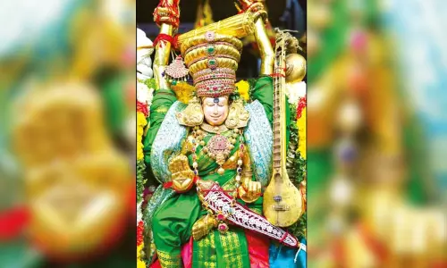மதுரை ஆவணி மூலத்திருவிழா: விறகு விற்ற திருக்கோலத்தில் எழுந்தருளிய சிவபெருமான் மதுரை ஆவணி மூலத்திருவிழா: விறகு விற்ற திருக்கோலத்தில் எழுந்தருளிய சிவபெருமான்
