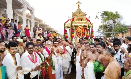 திருச்செந்தூர் கோவிலில் மீண்டும் தங்கத்தேர் பவனி திருச்செந்தூர் கோவிலில் மீண்டும் தங்கத்தேர் பவனி