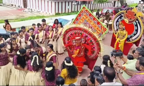 வீடுதோறும் அத்தப்பூ கோலம்.. கமகமக்கும் விருந்து.. கேரளாவில் களைகட்டிய ஓணம் பண்டிகை