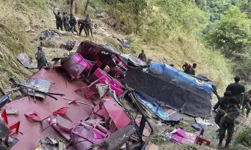 இலங்கையில் பஸ் கவிழ்ந்து விபத்து; 15 பேர் பலி இலங்கையில் பஸ் கவிழ்ந்து விபத்து; 15 பேர் பலி