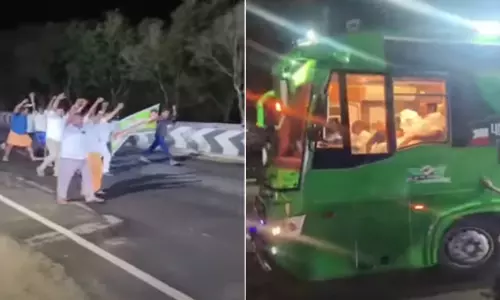 ‘ஒன்றிணைய வேண்டும் என்ற கோஷத்துடன்.. எடப்பாடி பழனிசாமியின் பிரசார பேருந்தை முற்றுகையிட முயற்சி ‘ஒன்றிணைய வேண்டும் என்ற கோஷத்துடன்.. எடப்பாடி பழனிசாமியின் பிரசார பேருந்தை முற்றுகையிட முயற்சி