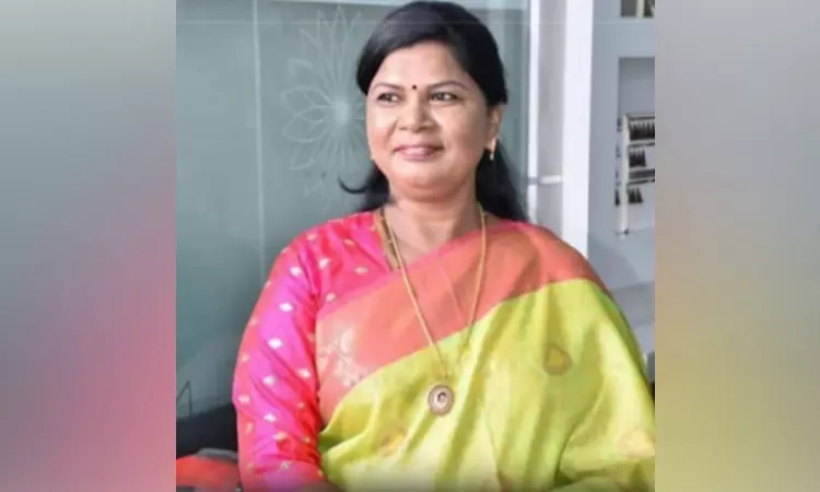 பெண்ணிடம் 4 சவரன் நகை திருட்டு - ஊராட்சி மன்றத் தலைவர் கைது பெண்ணிடம் 4 சவரன் நகை திருட்டு - ஊராட்சி மன்றத் தலைவர் கைது