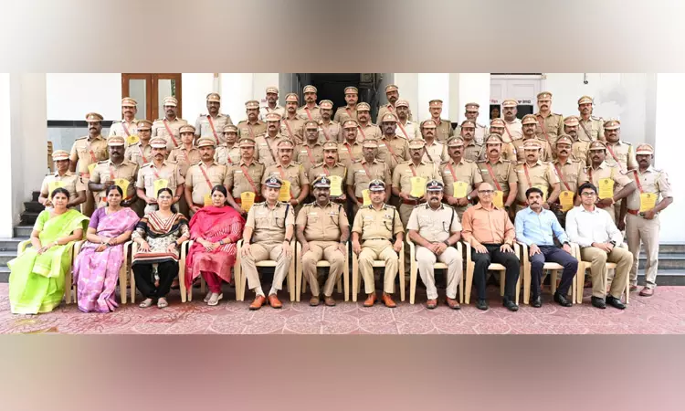 46 சிறந்த காவல் நிலைய அதிகாரிகளுக்கு முதல்-அமைச்சர் விருதுகள்: தமிழக டிஜிபி வழங்கினார்