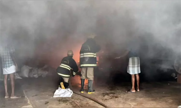 கோவில்பட்டியில் தீப்பெட்டி ஆலையில் தீ விபத்து: பல லட்ச ரூபாய் மதிப்புள்ள இயந்திரம், மூலப் பொருட்கள் சேதம்