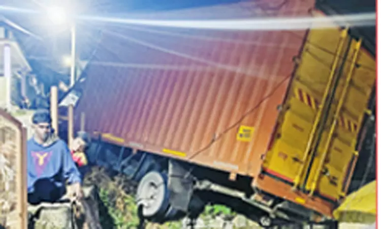 கூகுள் மேப்பால் வந்த வினை: கொடைக்கானலில் அந்தரத்தில் தொங்கிய லாரி கூகுள் மேப்பால் வந்த வினை: கொடைக்கானலில் அந்தரத்தில் தொங்கிய லாரி