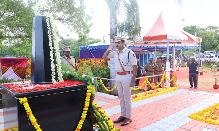 காவலர் தினம்: திருநெல்வேலியில் காவலர் நினைவு ஸ்தூபியில் மலர் அஞ்சலி