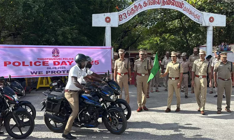 காவலர் தினம்: தூத்துக்குடியில் வாகன விழிப்புணர்வு பேரணி- எஸ்.பி. துவக்கி வைத்தார்