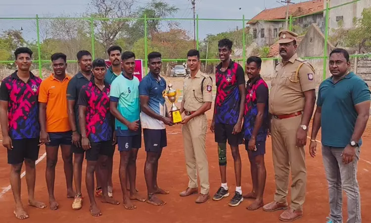 காவலர் தினம்: வாலிபால் போட்டியில் வெற்றி பெற்ற அணிக்கு கேடயம்- ஏ.எஸ்.பி. வழங்கினார் காவலர் தினம்: வாலிபால் போட்டியில் வெற்றி பெற்ற அணிக்கு கேடயம்- ஏ.எஸ்.பி. வழங்கினார்