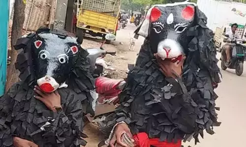 குலசேகரன்பட்டினம் தசரா : வேடம் அணியும் பக்தர்களுக்கு விதவிதமான பொருட்கள் தயாரிக்கும் பணி தீவிரம்