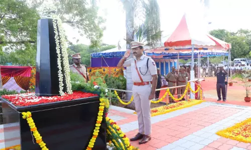 காவலர் தினம்: திருநெல்வேலியில் காவலர் நினைவு ஸ்தூபியில் மலர் அஞ்சலி காவலர் தினம்: திருநெல்வேலியில் காவலர் நினைவு ஸ்தூபியில் மலர் அஞ்சலி