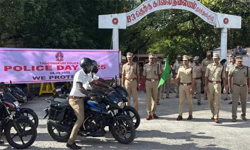 காவலர் தினம்: தூத்துக்குடியில் வாகன விழிப்புணர்வு பேரணி- எஸ்.பி. துவக்கி வைத்தார்