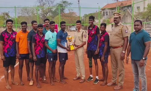 காவலர் தினம்: வாலிபால் போட்டியில் வெற்றி பெற்ற அணிக்கு கேடயம்- ஏ.எஸ்.பி. வழங்கினார் காவலர் தினம்: வாலிபால் போட்டியில் வெற்றி பெற்ற அணிக்கு கேடயம்- ஏ.எஸ்.பி. வழங்கினார்