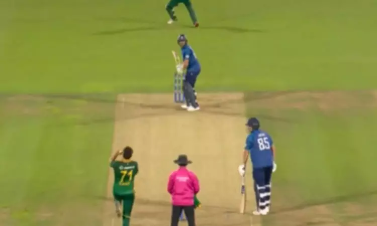 3-வது ஒருநாள் போட்டி: இங்கிலாந்துக்கு எதிராக டாஸ் வென்ற தென் ஆப்பிரிக்கா பந்துவீச்சு தேர்வு 3-வது ஒருநாள் போட்டி: இங்கிலாந்துக்கு எதிராக டாஸ் வென்ற தென் ஆப்பிரிக்கா பந்துவீச்சு தேர்வு