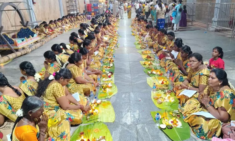 ஆவணி பௌர்ணமி: சமயபுரம் மாரியம்மன் கோவிலில் 108 விளக்கு பூஜை